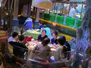 在水上享受浪漫的用餐体验——水上餐厅