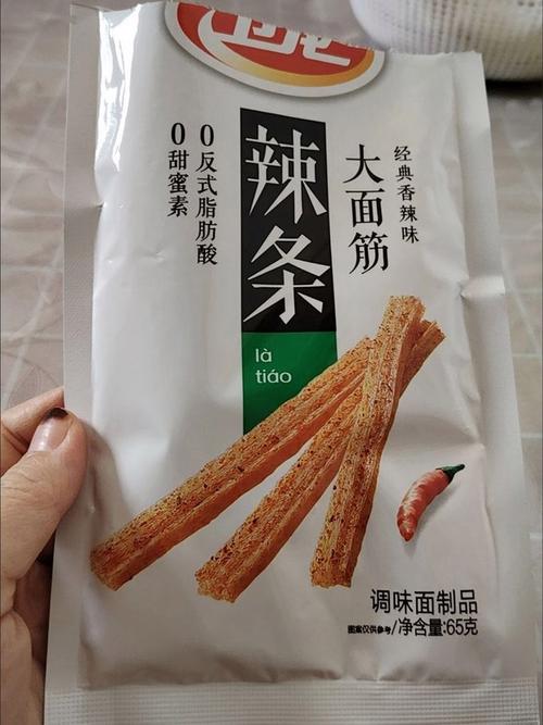 如何一根火腿肠搞自己？卫龙大辣棒，口感劲道，根根入味，一根接一根，根本停不下来